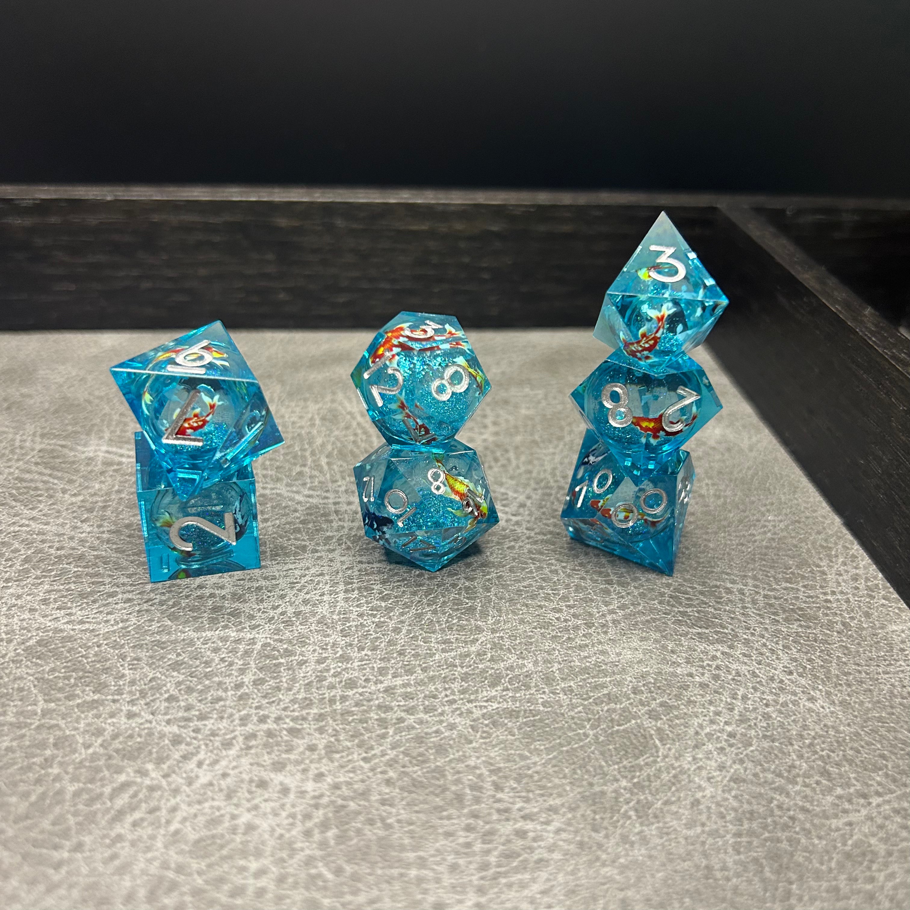 Koi Fish Dice - 7-delige DND Dobbelstenen Blauw Koi Glitter