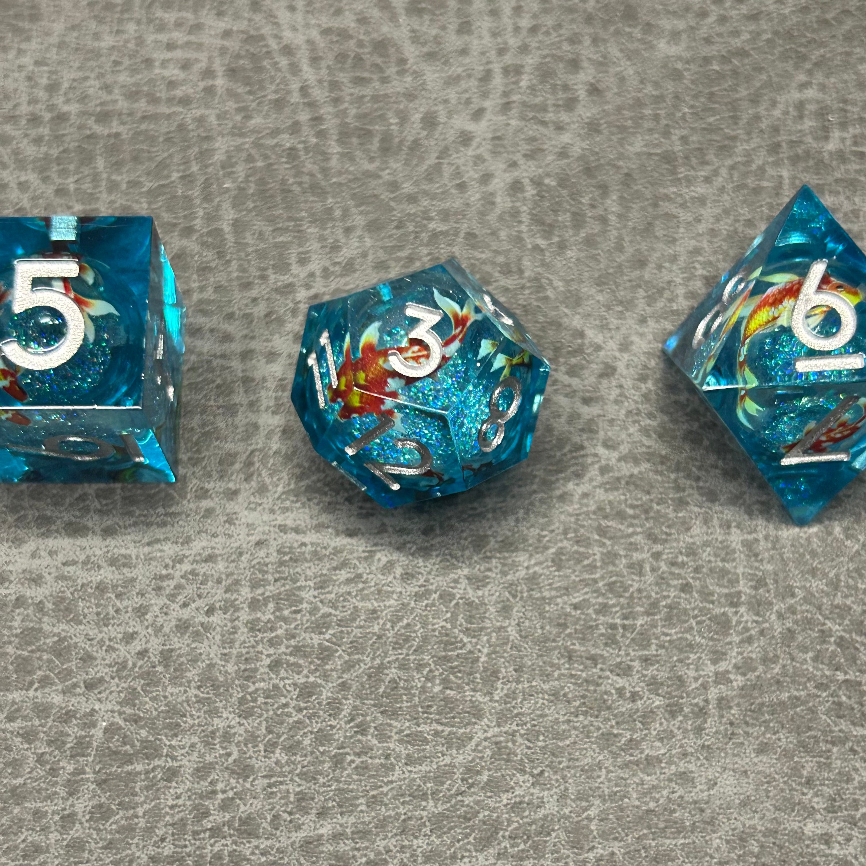 Koi Fish Dice - 7-delige DND Dobbelstenen Blauw Koi Glitter