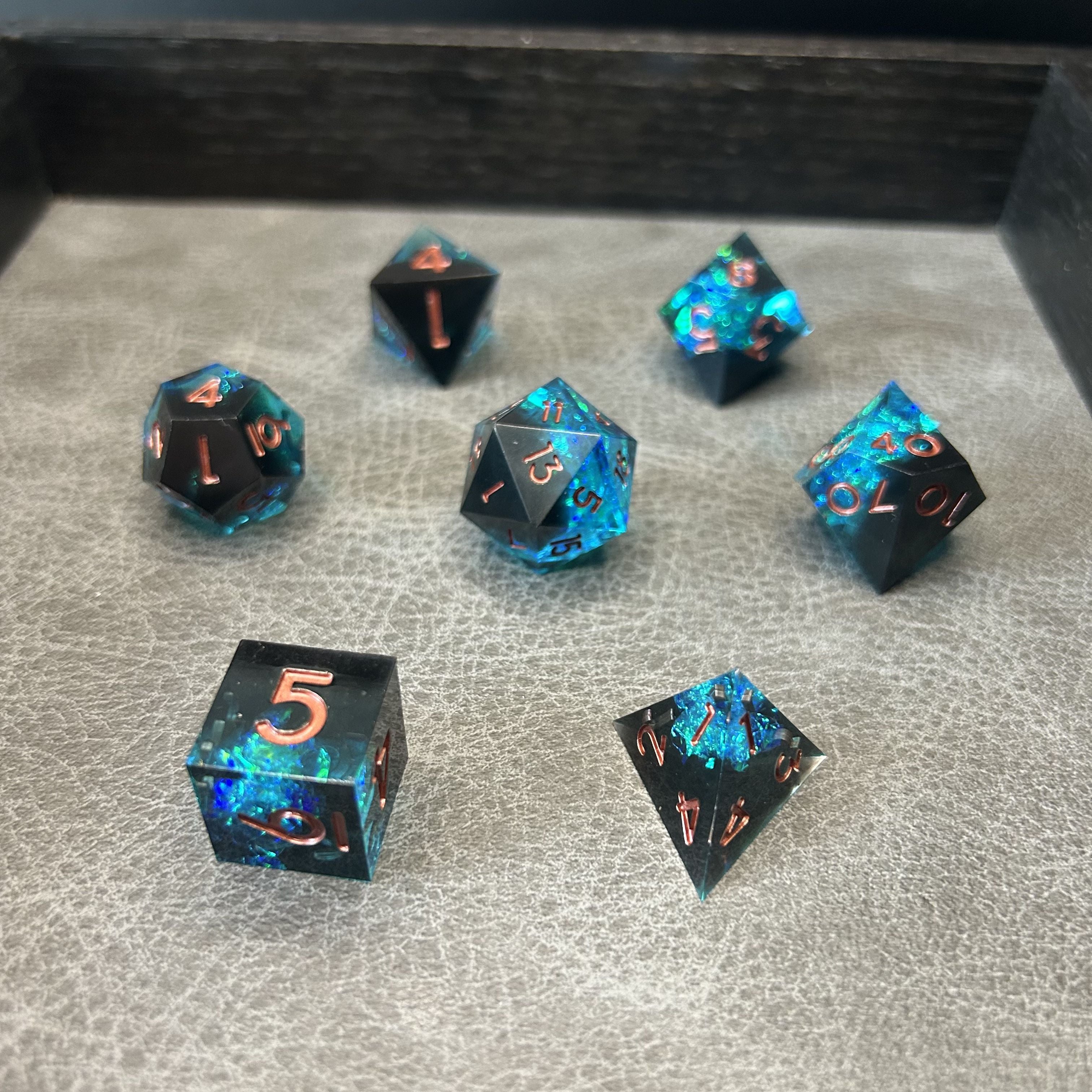 Midnight Ocean Dice - 7-delige DND Dobbelstenen Zwart met Blauw Holografisch