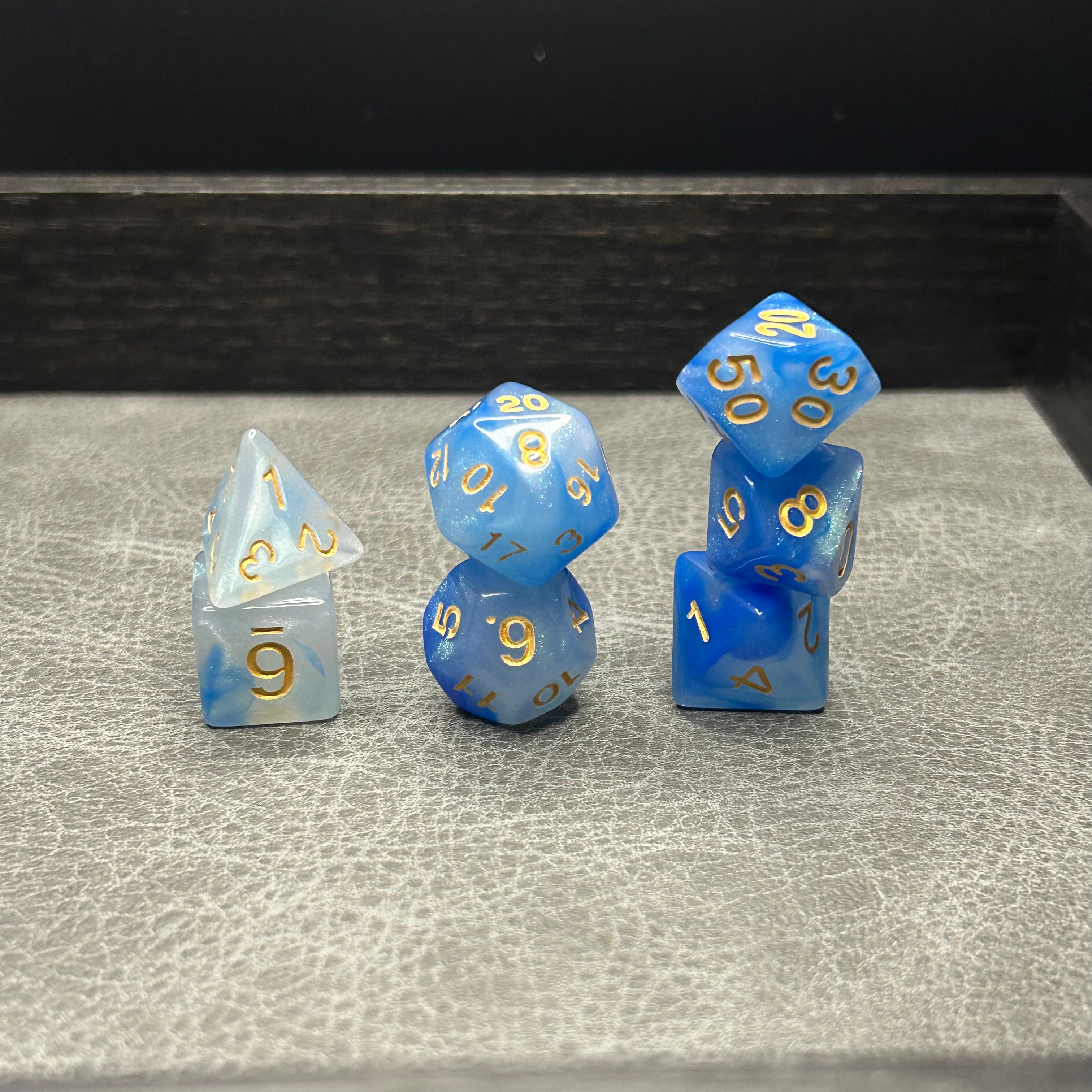 Sapphire Sky Dice - DND Dice Blauw Goud