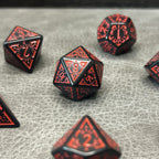 Infernal Rune Dice zwart-rood - close-up D20