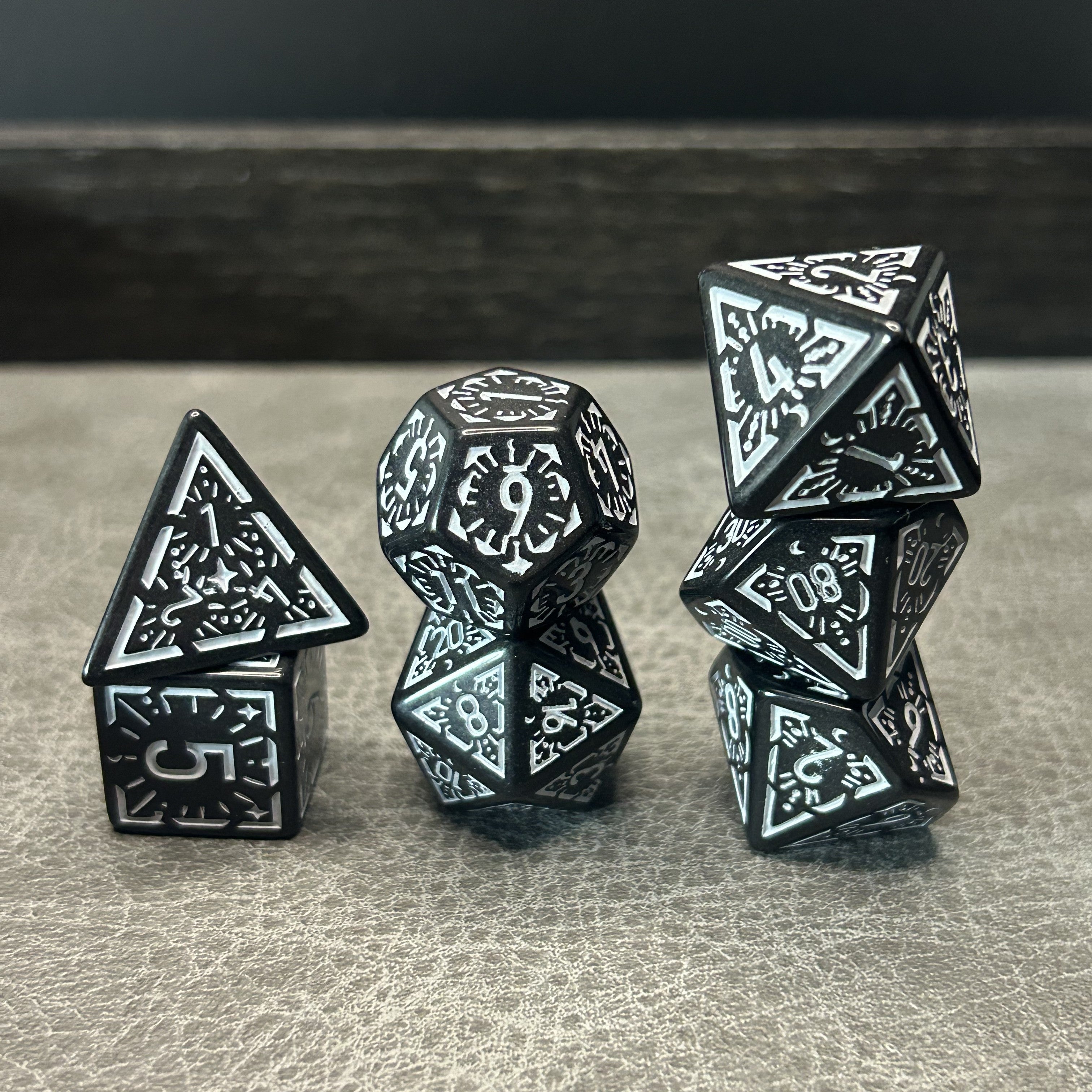 Infernal Rune Dice zwart-wit - complete 7-delige set
