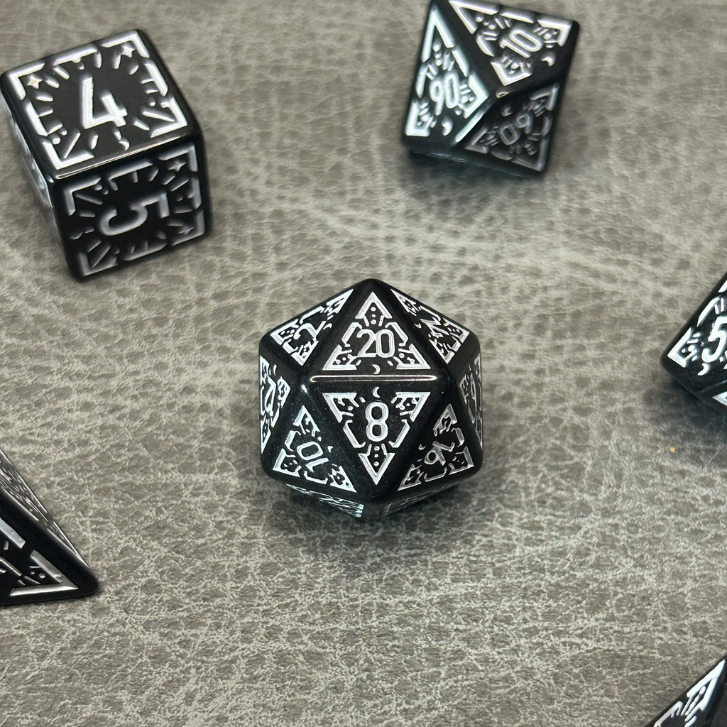 Infernal Rune Dice zwart-wit - close-up D20