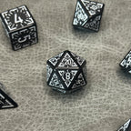 Infernal Rune Dice zwart-wit - close-up D20