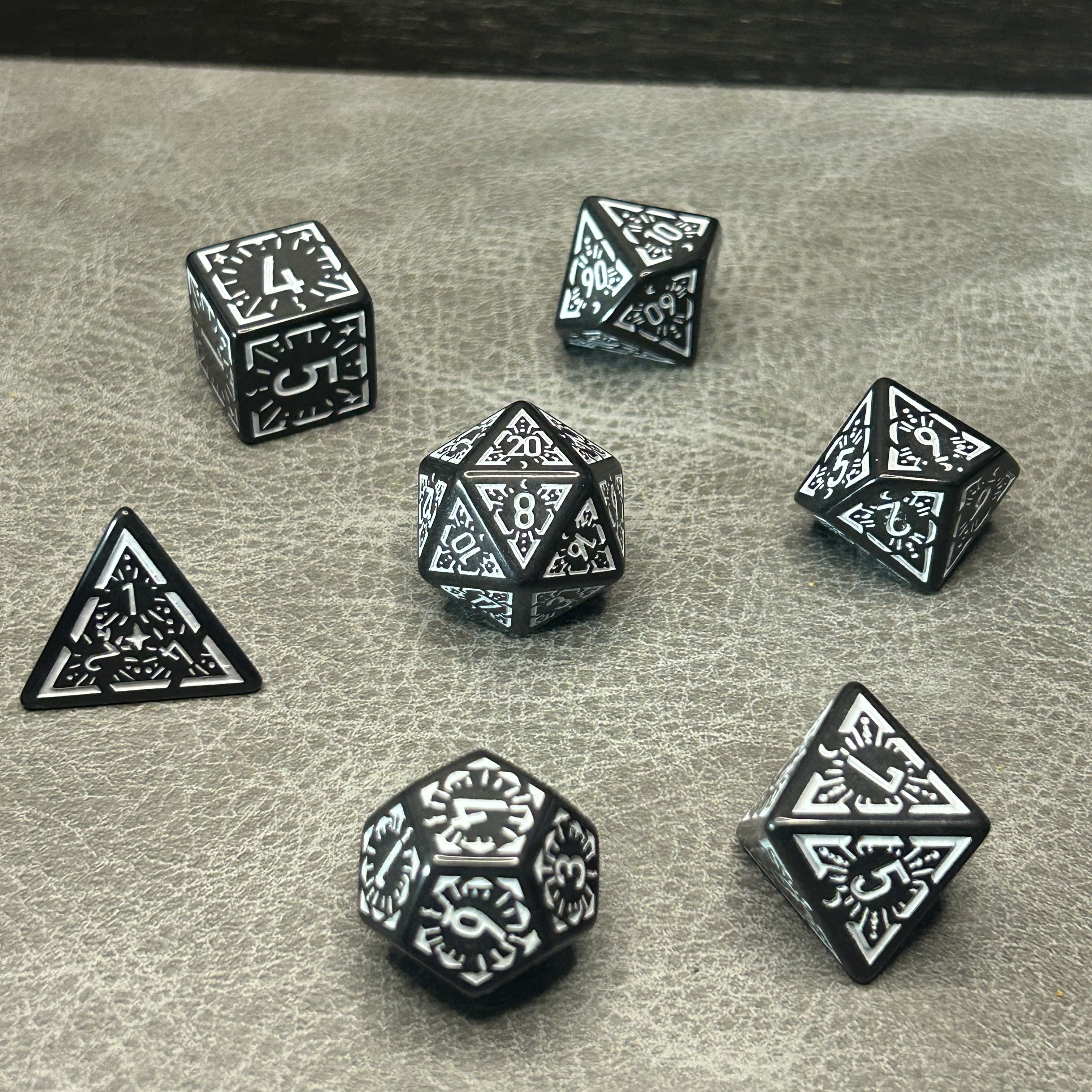 Infernal Rune Dice zwart-wit - opgestapelde set
