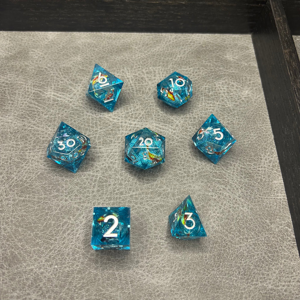 Koi Fish Dice - DND Dice Blauw Koi Glitter