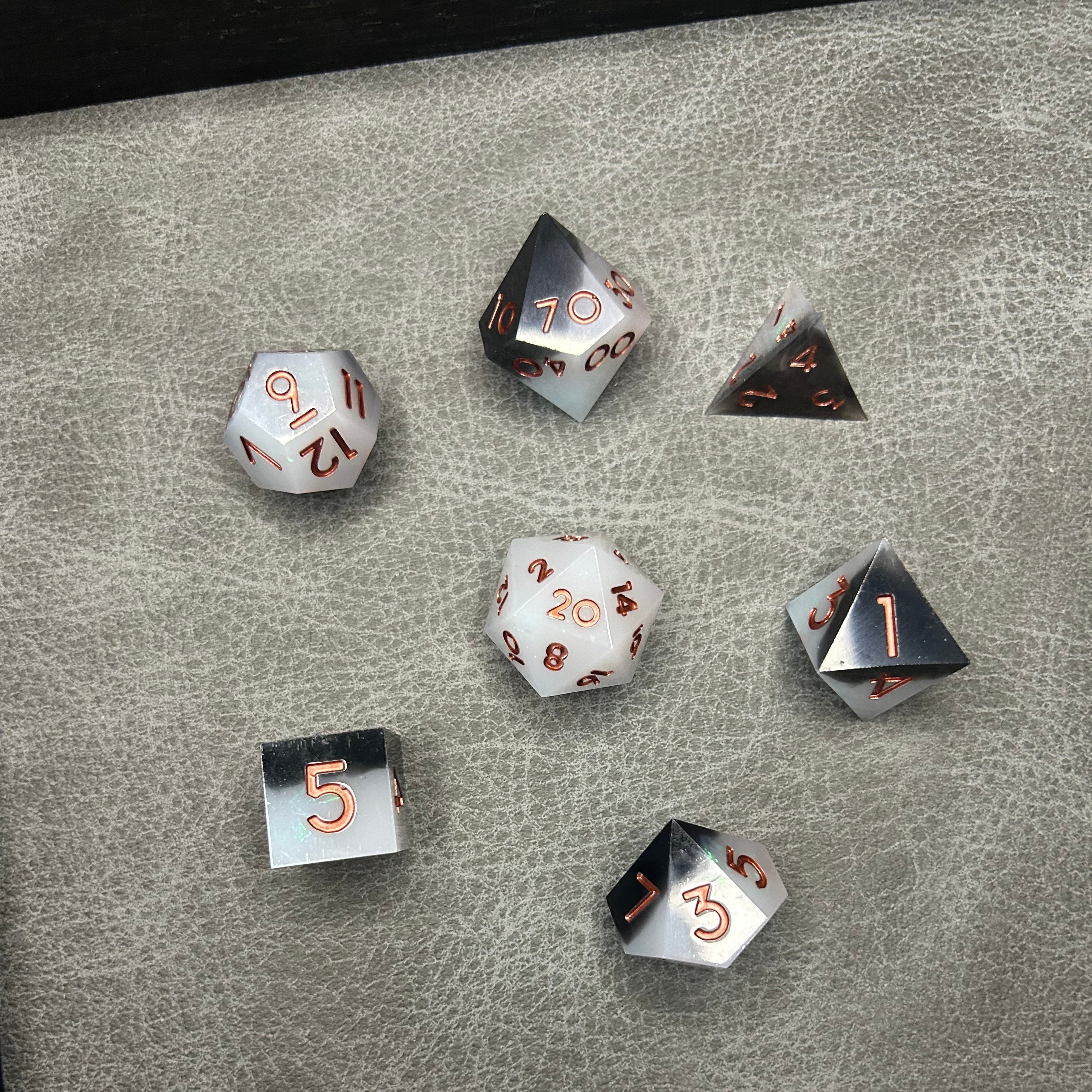 Midnight Dice - 7-delige DND Dobbelstenen Zwart Wit