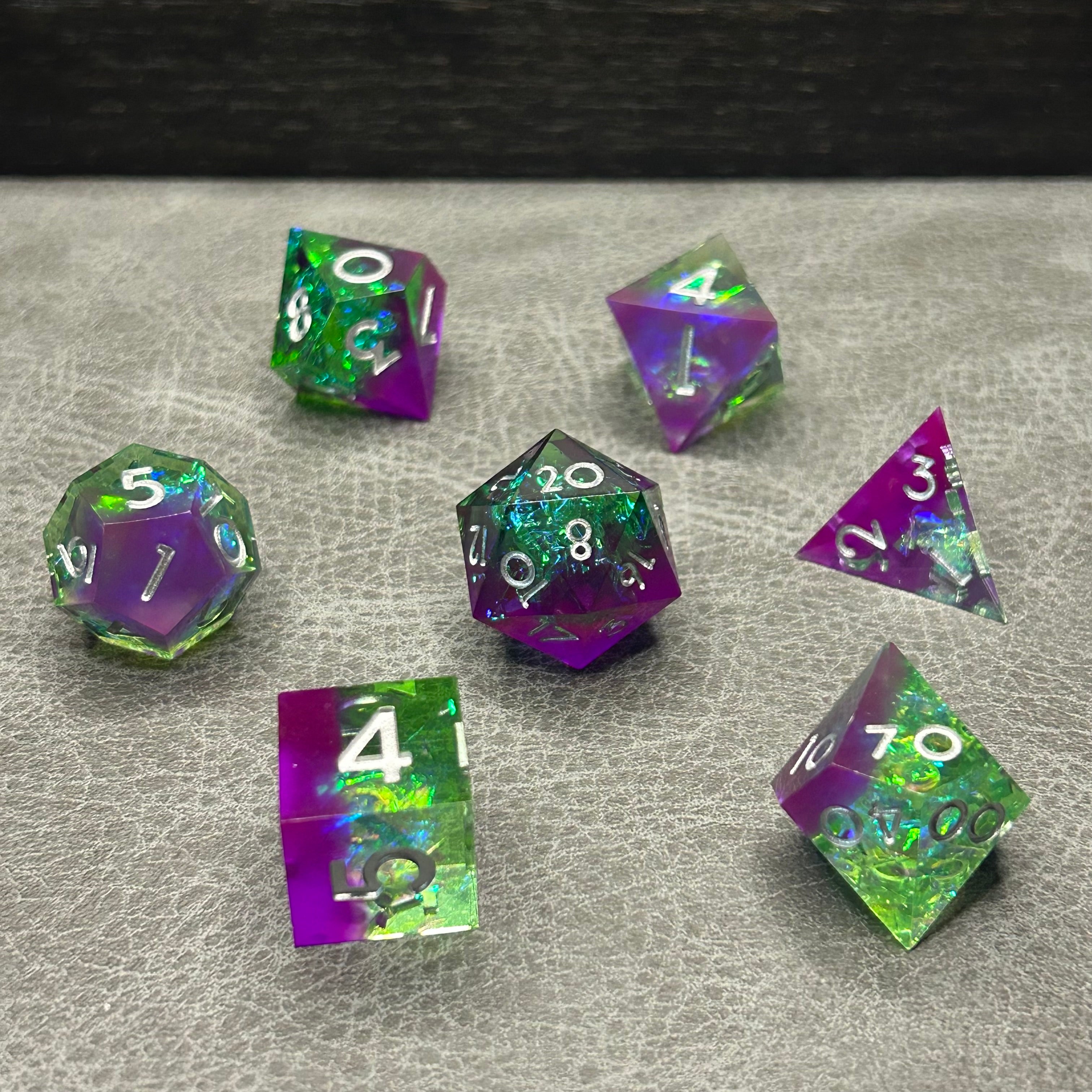 Mystic Aurora Dice - 7-delige DND Dobbelstenen Paars Groen Holografisch