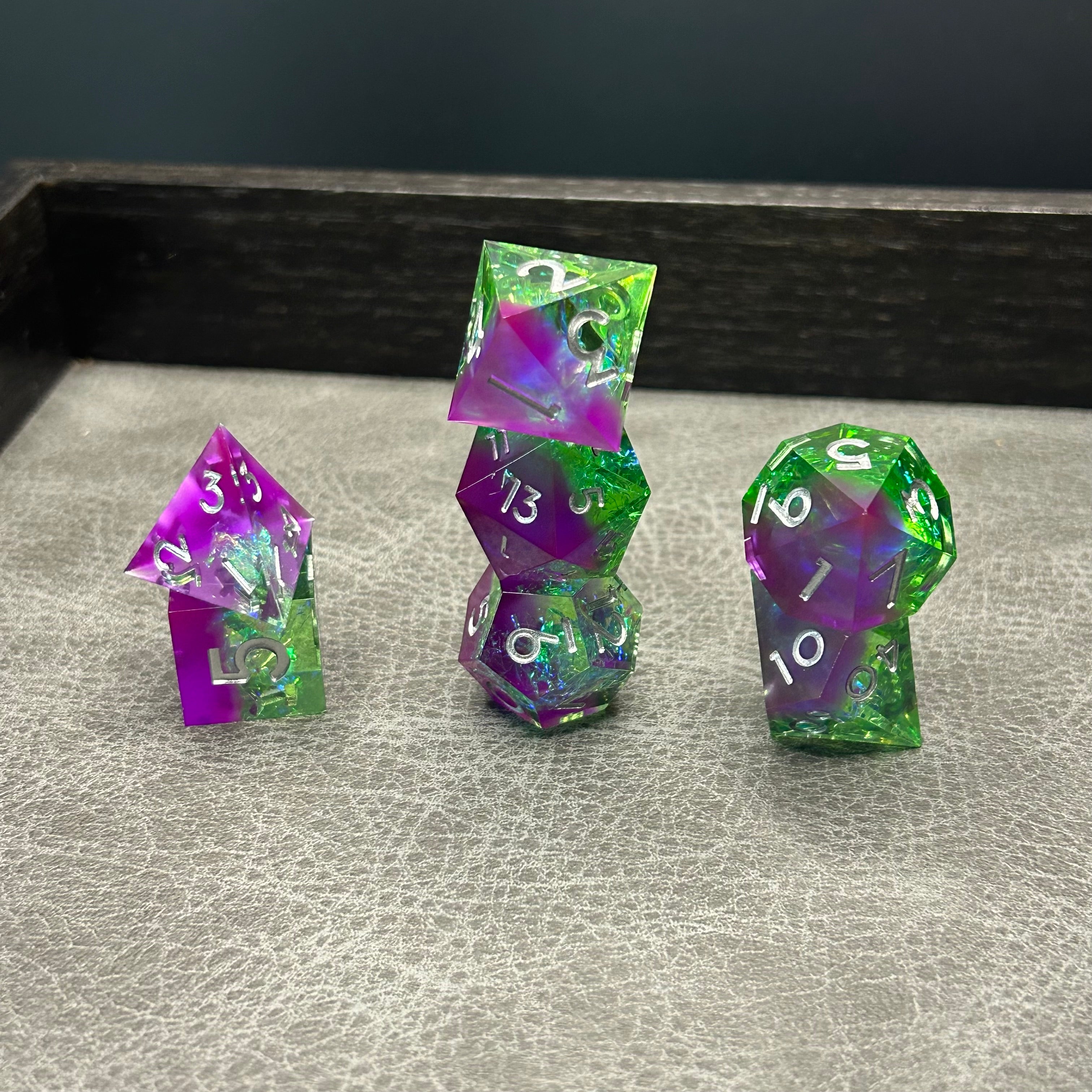 Mystic Aurora Dice - 7-delige DND Dobbelstenen Paars Groen Holografisch